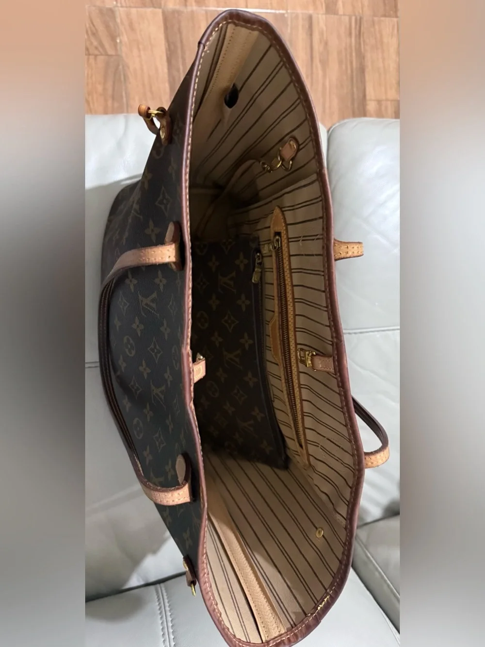 Authentic Louis Vuitton Neverfull MM Monogram Women’s Tote with Dust Bag and Box